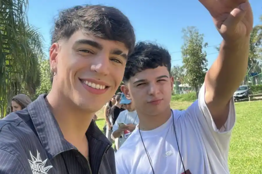 PUROS NERVIOS. El día en que Maxi y su mejor amigo Fede audicionaron para “La Voz Argentina”. / INSTAGRAM @maximomedinaa10