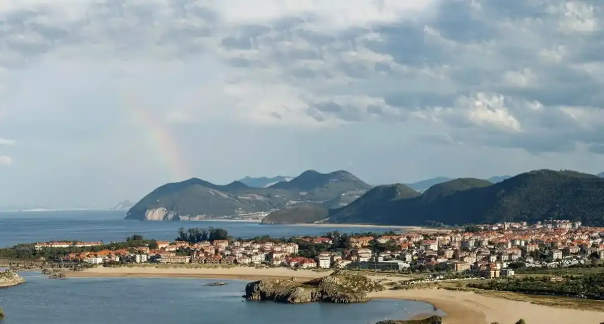 Noja cuenta con playas hermosas y un invaluable patrimonio arquitectónico