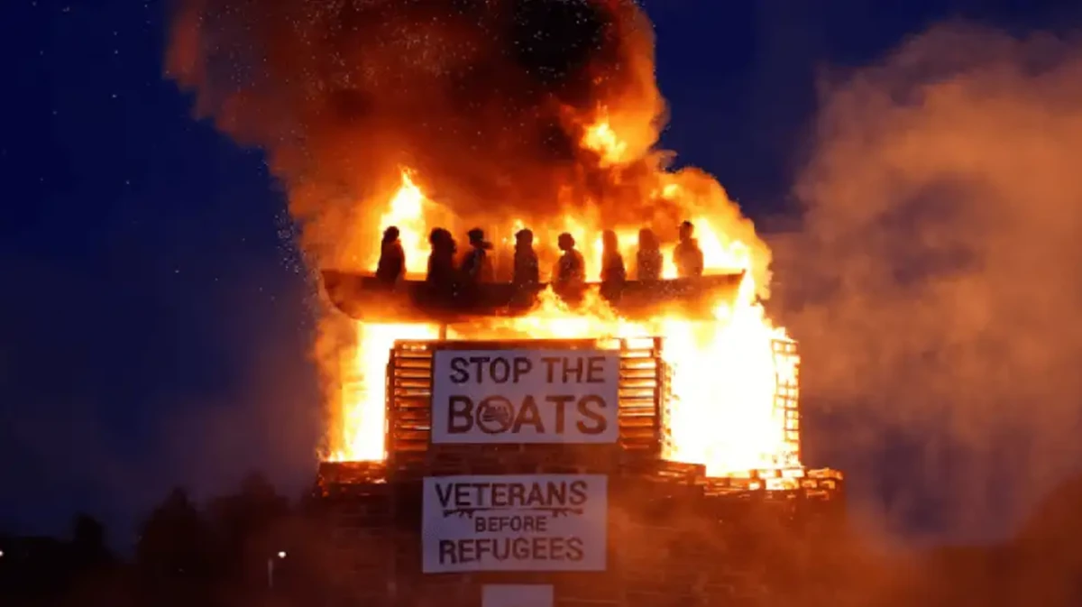 Irlanda del Norte: queman maniquíes que simulaban migrantes en una hoguera unionista