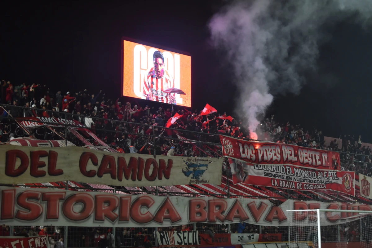 GIGANTE. En la tribuna de la Rondeau se festejó con todo. FOTO DE OSVALDO RIPOLL