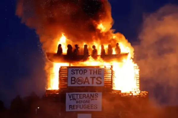 Irlanda del Norte: queman maniquíes que simulaban migrantes en una hoguera unionista