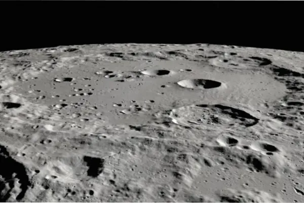 La NASA captó una serie de letras en la superficie de la Luna