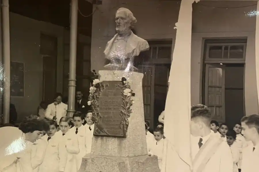 ACTO. Alumnos y maestras en 1960, con sus guardapolvos blancos.