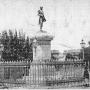 Recuerdos fotográficos: cuando la estatua de Belgrano estuvo en la plaza Independencia