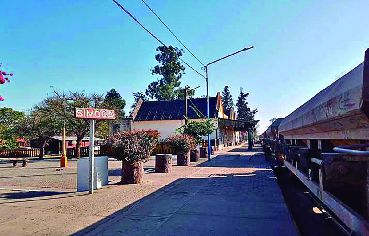 ESTACIÓN. En Simoca esperan un tren que los lleve a la Capital.