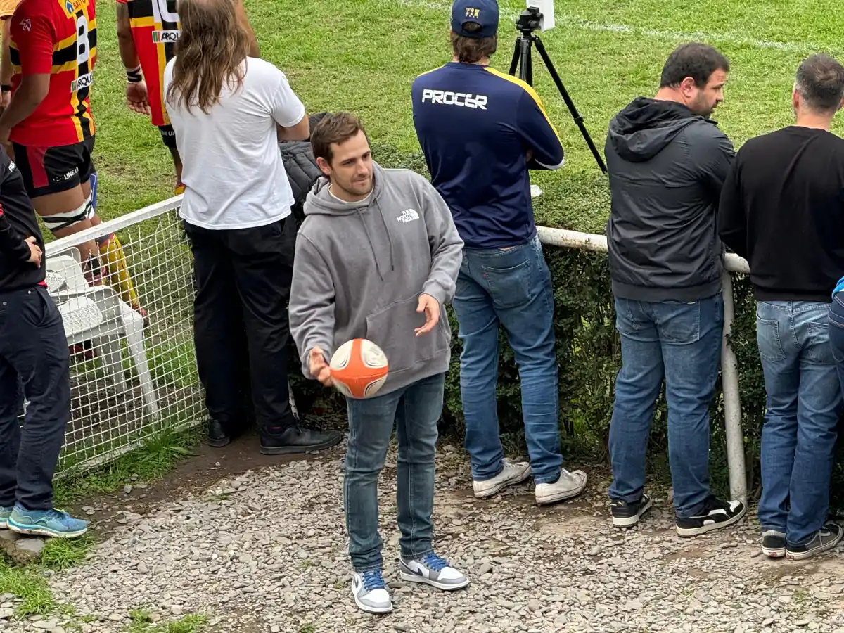 DISTENDIDO. Nicolás Sánchez aprovechó el entretiempo para jugar con los más chicos. 