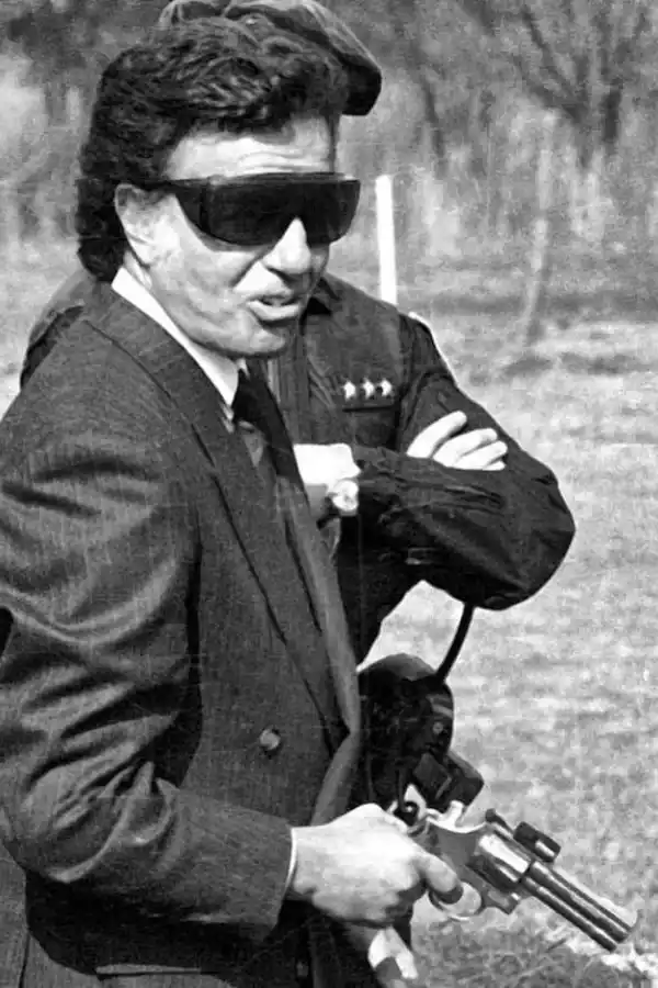 TIRO AL BLANCO. En Gendarmería disparó una Magnum 357 (Valdez).