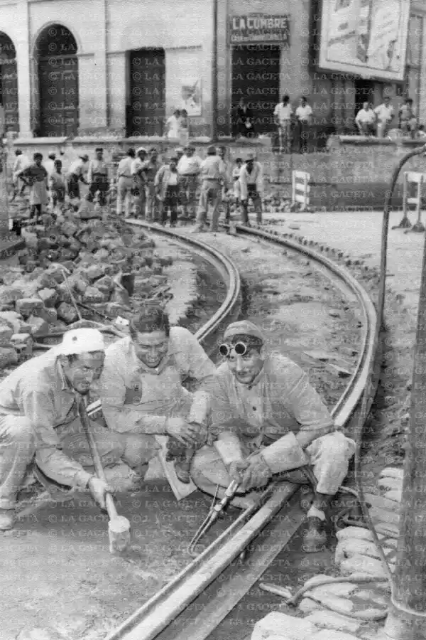 Recuerdos fotográficos: Los arreglos de la red de los tranvías, en 1957