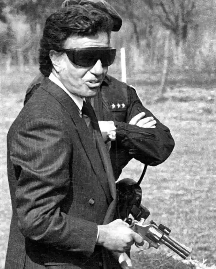 TIRO AL BLANCO. En Gendarmería disparó una Magnum 357 (Valdez).