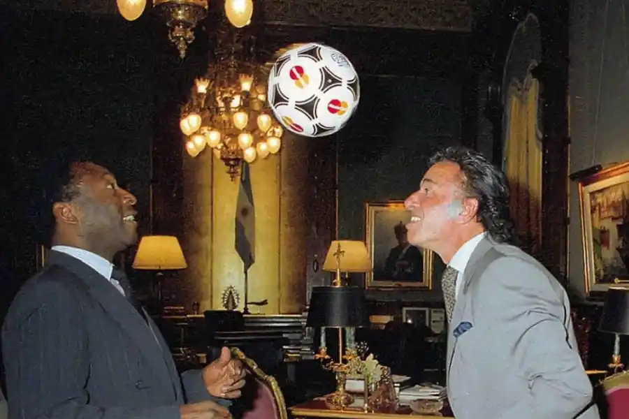 JUEGUITOS CON O REI. Siendo mandatario, practicó pases de cabeza en su despacho con Pelé (Víctor Bugge).