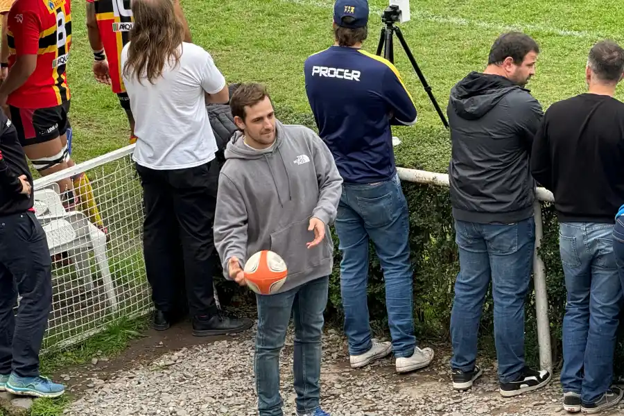 DISTENDIDO. Nicolás Sánchez aprovechó el entretiempo para jugar con los más chicos. 