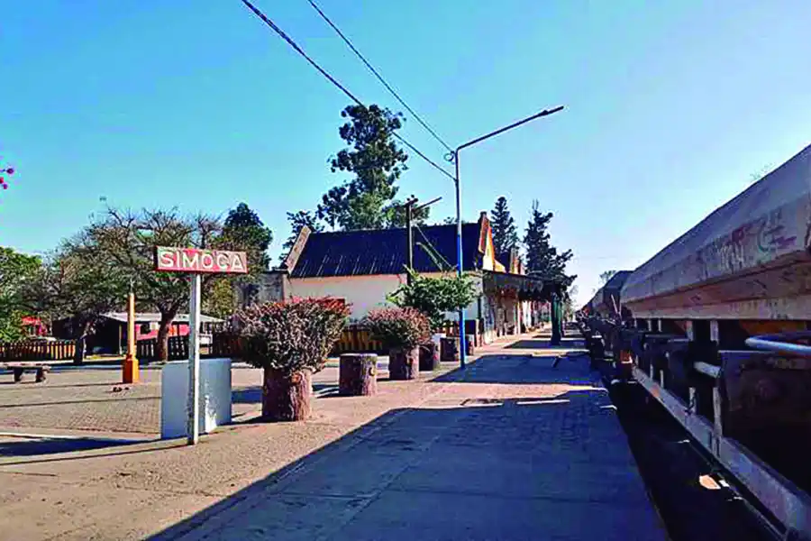 ESTACIÓN. En Simoca esperan un tren que los lleve a la Capital.