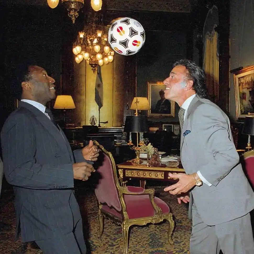 JUEGUITOS CON O REI. Siendo mandatario, practicó pases de cabeza en su despacho con Pelé (Víctor Bugge).