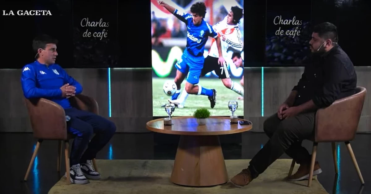 RELAJADO. Araujo pasó por Charlas de café, contó su carrera futbolística y explicó que ahora intenta transmitir sus experiencias.