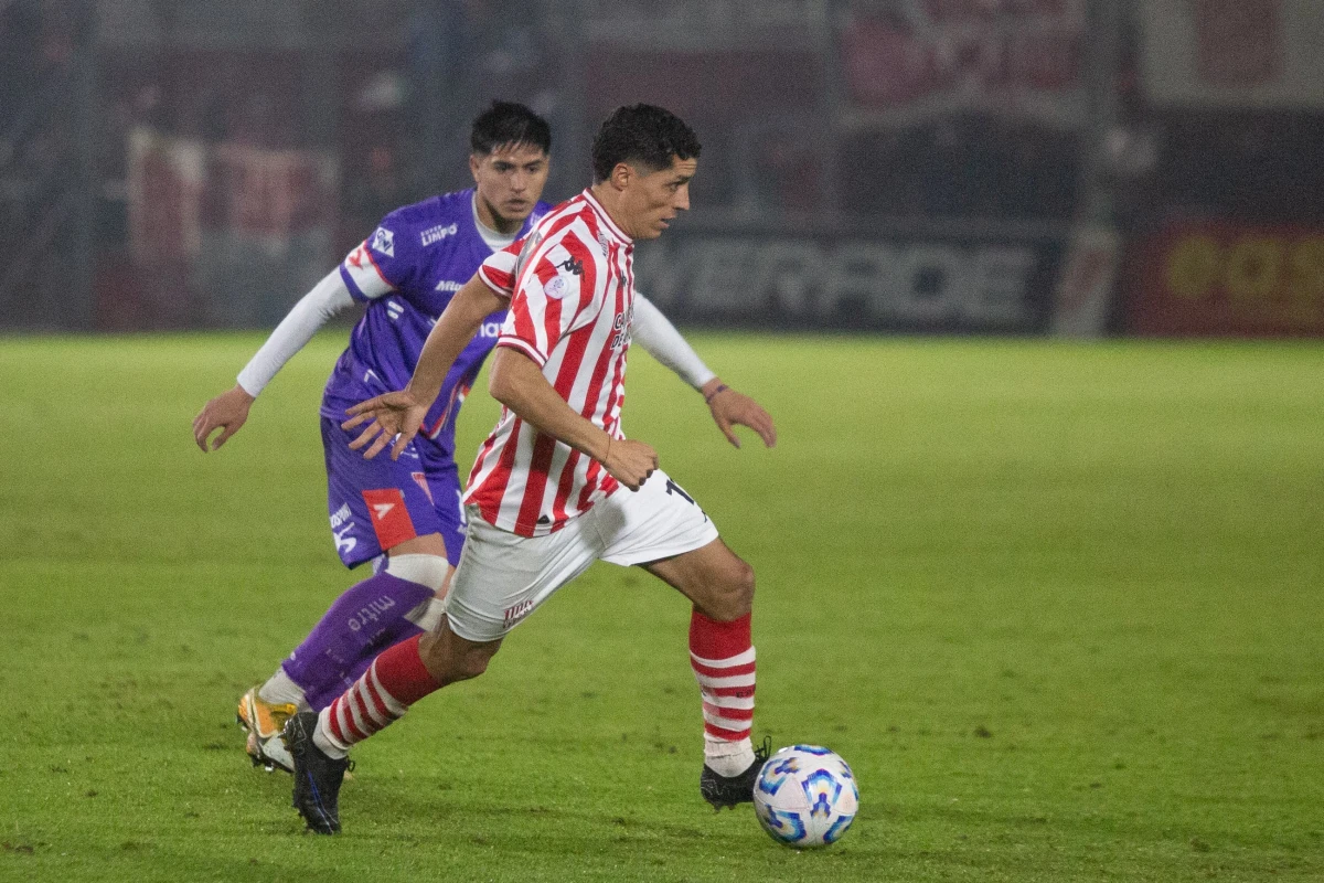 BUENAS SENSACIONES. Castro jugó un partido correcto y se fue feliz por su rendimiento, y porque el Santo pudo volver a la senda victoriosa.