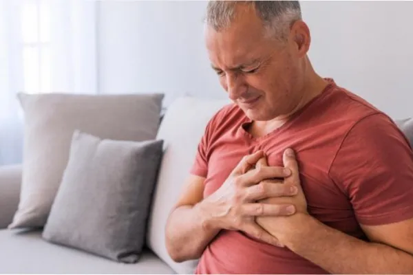 Infarto o angina de pecho: cómo identificar las advertencias del corazón