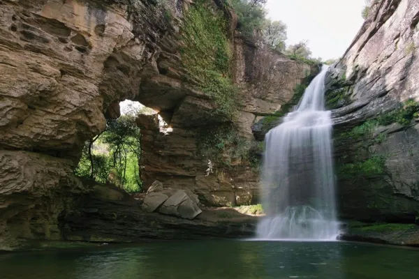La ruta de senderismo que no puedes perderte este verano en Cataluña: naturaleza pura y una cascada mística