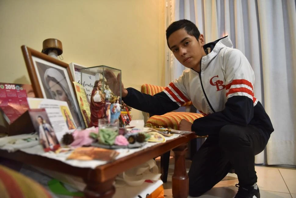 CON FE. El adolescente se recupera en su casa, junto a su familia y con el apoyo y oración de todos sus amigos. 