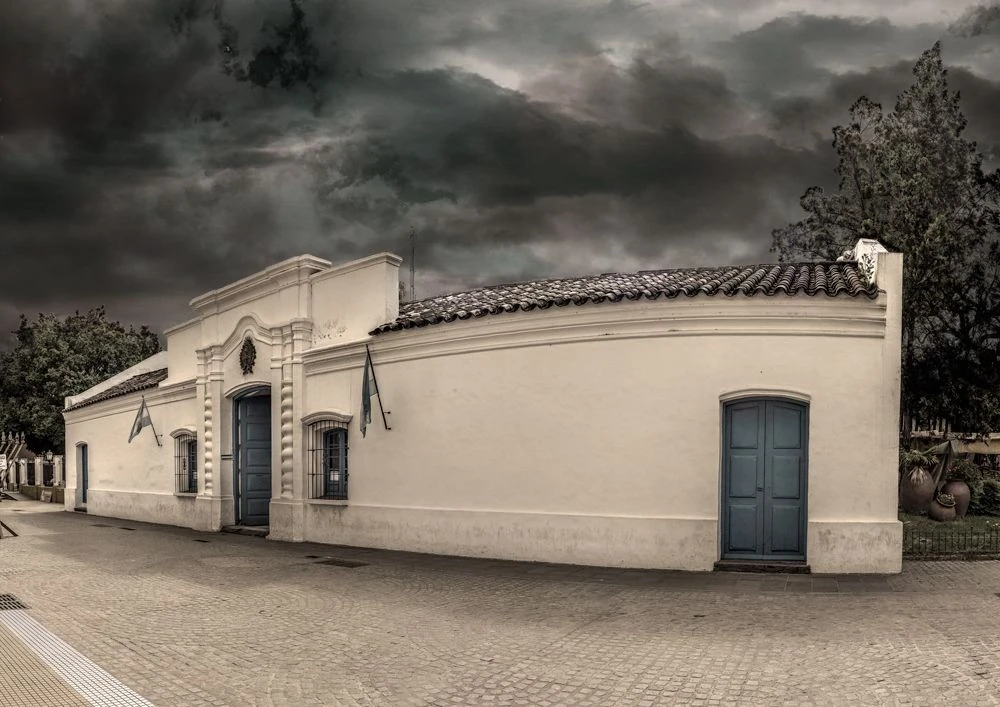 CON SOMBRÍAS NUBES. En tiempos de la postfotografía, Alejandro Gómez Tolosa presentó un espacio alejado de la mirada cotidiana.