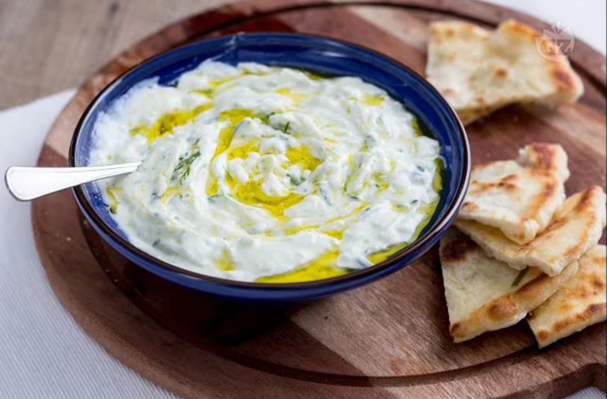 Tzatziki griego: la salsa mediterránea que levanta todos tus platos y snacks