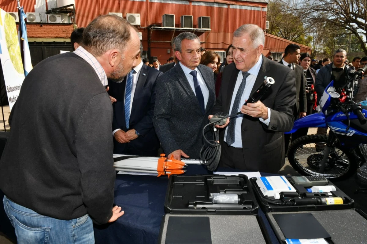 Jaldo entregó equipamiento a Recursos Hídricos para reforzar el monitoreo de ríos y diques