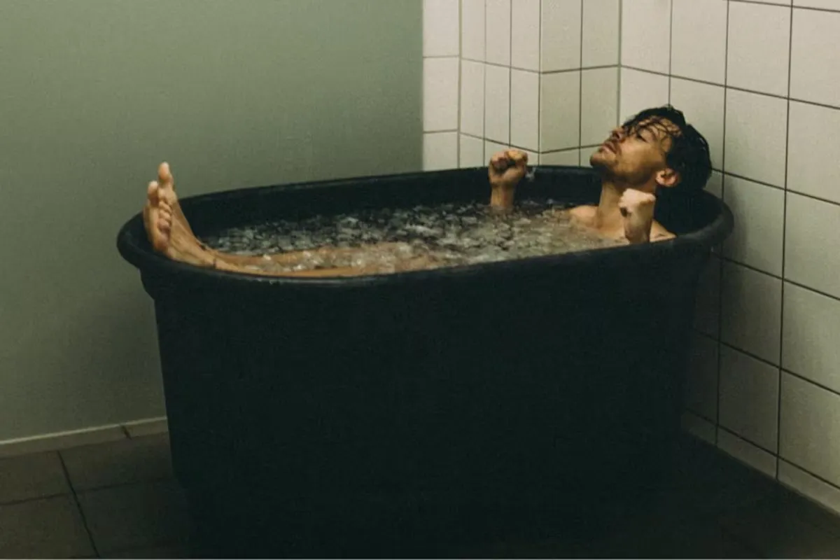 UNA MODA FRÍA. Harry Styles lo incorporó a su rutina hace ya un tiempo. / INSTAGRAM @harrystyles