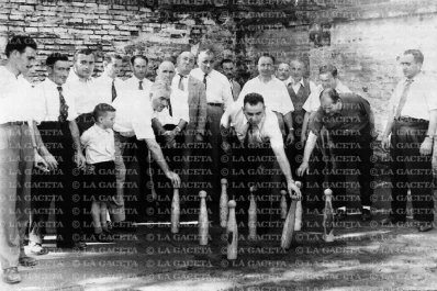 Recuerdos fotográficos: jugando con bolos asturianos