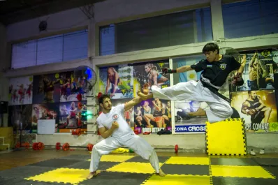 Tiene 15 años, es hijo de un excampeón de karate y sueña con llegar a la UFC