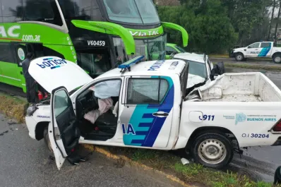 Un paciente psiquiátrico robó un patrullero, manejó a contramano y chocó con un micro de larga distancia