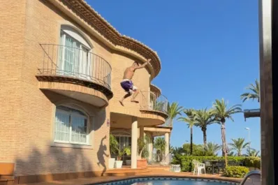 L-Gante sorprendió en España: saltó desde un balcón a una pileta y encendió las redes
