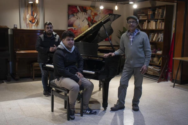 Una familia que vive entre ébano y marfil de los pianos: el mundo de los Ledesma se basa sobre su oído