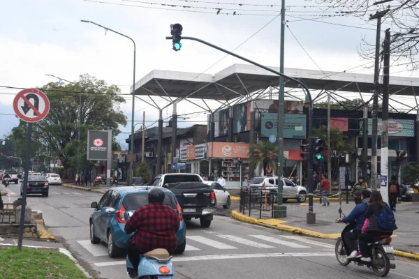 NUEVO SEMÁFORO. La implementación responde a varios pedidos de los vecinos, según De la Orden, secretario de Gobierno de Yerba Buena. 