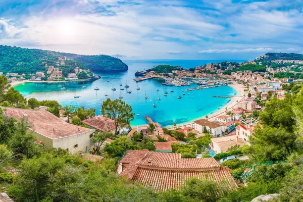 Famosos de Hollywood eligen Mallorca para veranear: de Jennifer Aniston a Dua Lipa, la isla vuelve a brillar
