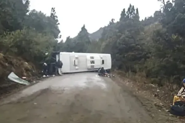 Grave accidente en Neuquén: volcó un micro con 44 turistas rumbo a Villa Traful y hay 20 heridos