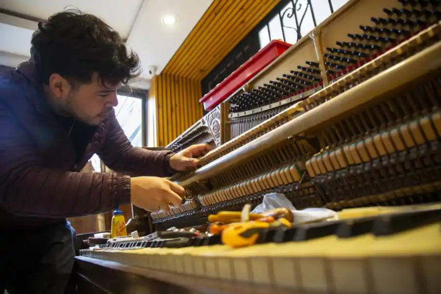 SECRETOS DEBAJO DE LA TAPA. Luis Ledesma trabaja sobre todo en la estructura mecánica de los pianos y es el encargado de la relación con los clientes.