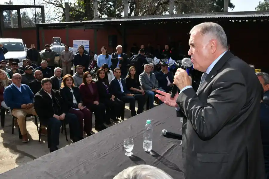 Jaldo entregó equipamiento a Recursos Hídricos para reforzar el monitoreo de ríos y diques