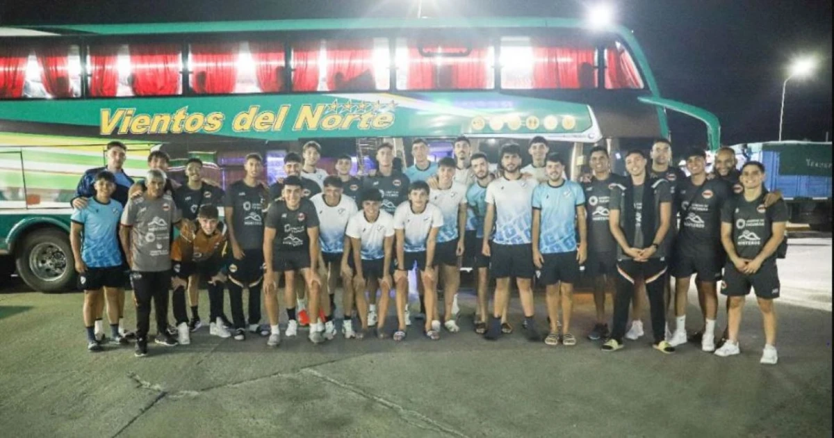 JUNTOS. El plantel de Monteros Vóley y Natación de Gimnasia, cuando les tocó viajar para jugar los cuartos de final en Buenos Aires, lo hicieron en el mismo vehículo.