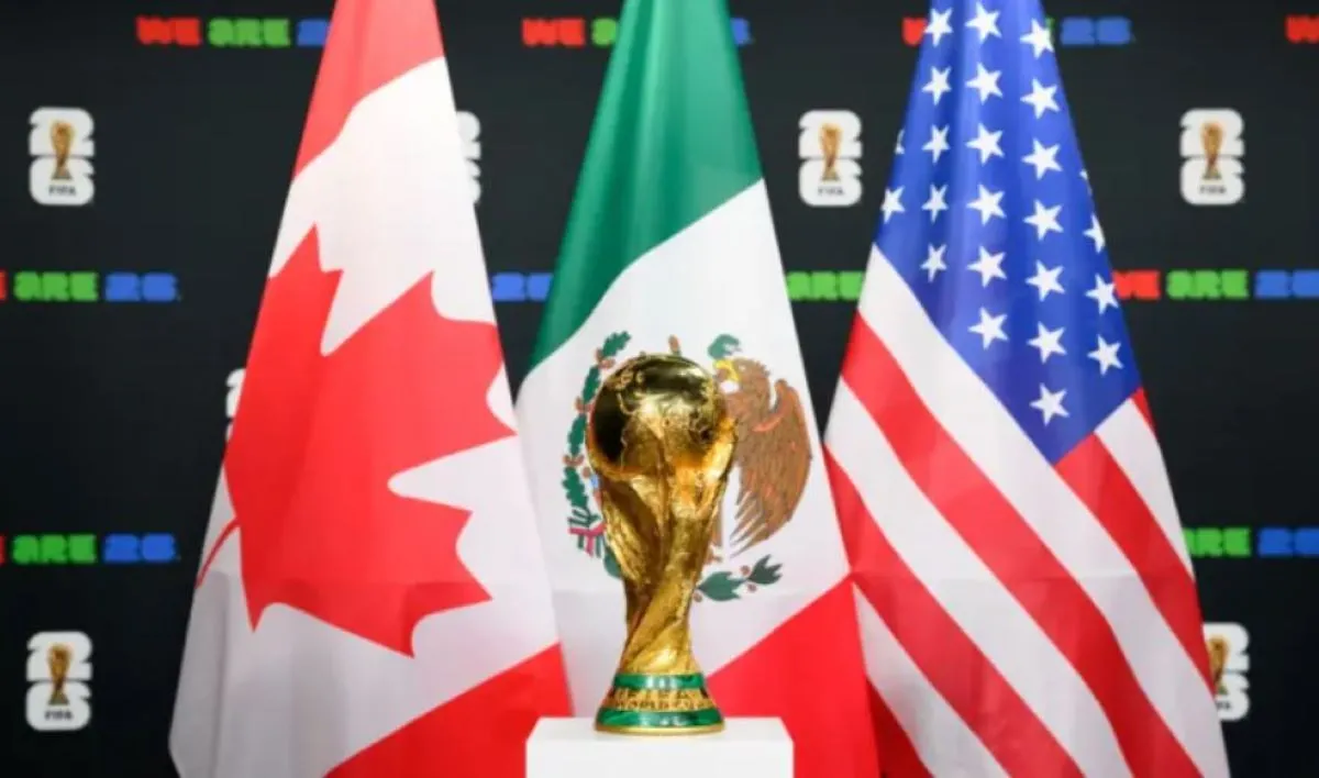 POR TRES. Las banderas de Canadá, México y Estados Unidos con la Copa del Mundo.