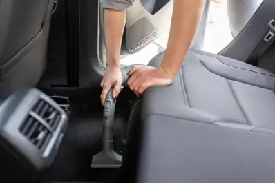 Cuidado con la arena: el error que puede destrozar los asientos del coche tras un día de playa