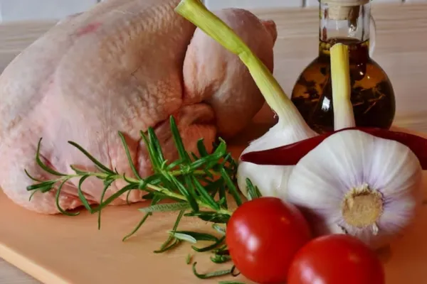 ¿Para qué sirve cocinar el pollo con vinagre? Beneficios y consejos prácticos