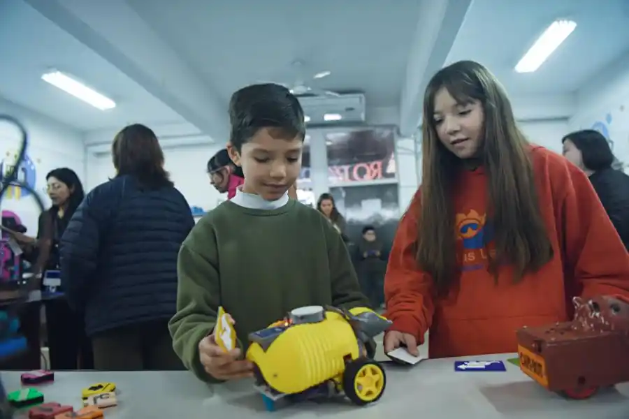 ACCIÓN. Robots diseñados para aprender son una gran atracción.