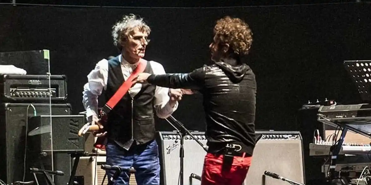 UN ABRAZO INOLVIDABLE. Cerati y Spinetta compartieron escenarios en multilples ocasiones. / X SPINETTA ETERNO 