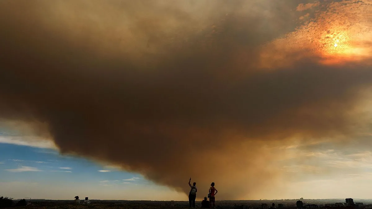 Una densa nube de humo envuelve Madrid por un incendio forestal en Toledo: piden cerrar puertas y ventanas