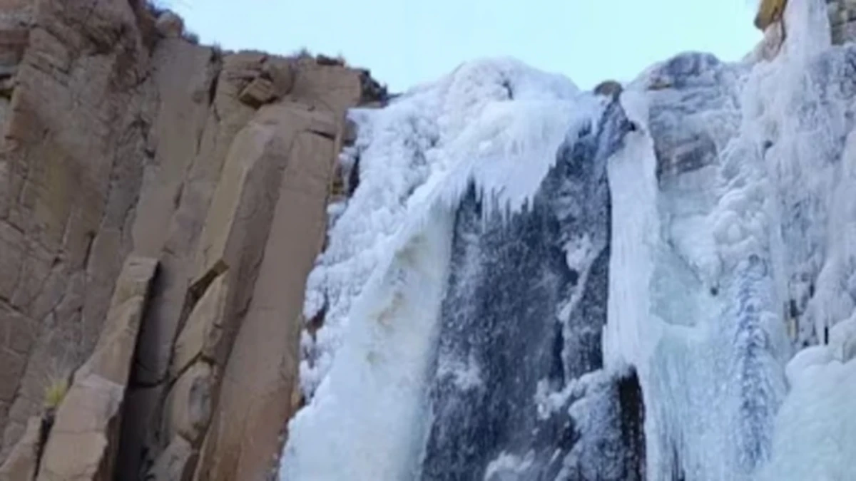 El frío extremo congeló una cascada en Jujuy y dejó un paisaje inesperado