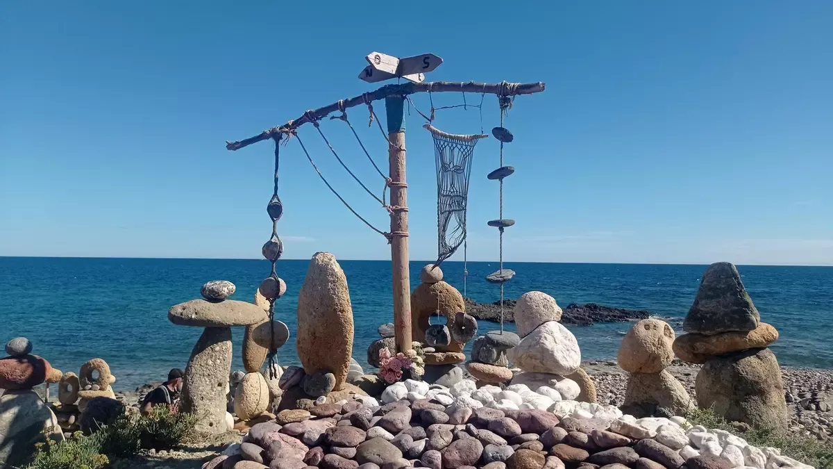 El rincón mágico de piedras que un jubilado construyó en una playa de Almería
