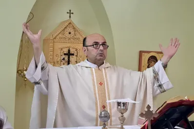 El sacerdote argentino Gabriel Romanelli fue herido en un bombardeo de Israel en Gaza