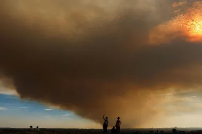Una densa nube de humo envuelve Madrid por un incendio forestal en Toledo: piden cerrar puertas y ventanas