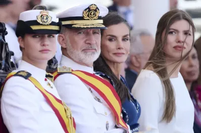 La infanta Sofía rompe el protocolo en un acto oficial y la reina Letizia la corrige con un gesto sutil