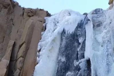 El frío extremo congeló una cascada en Jujuy y dejó un paisaje inesperado