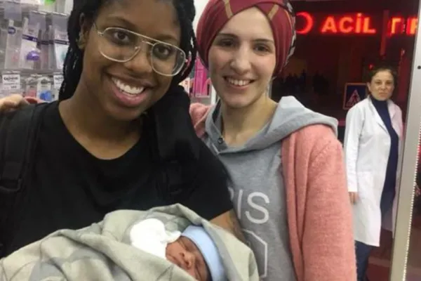 Dio a luz sola en un hotel siguiendo un tutorial de YouTube